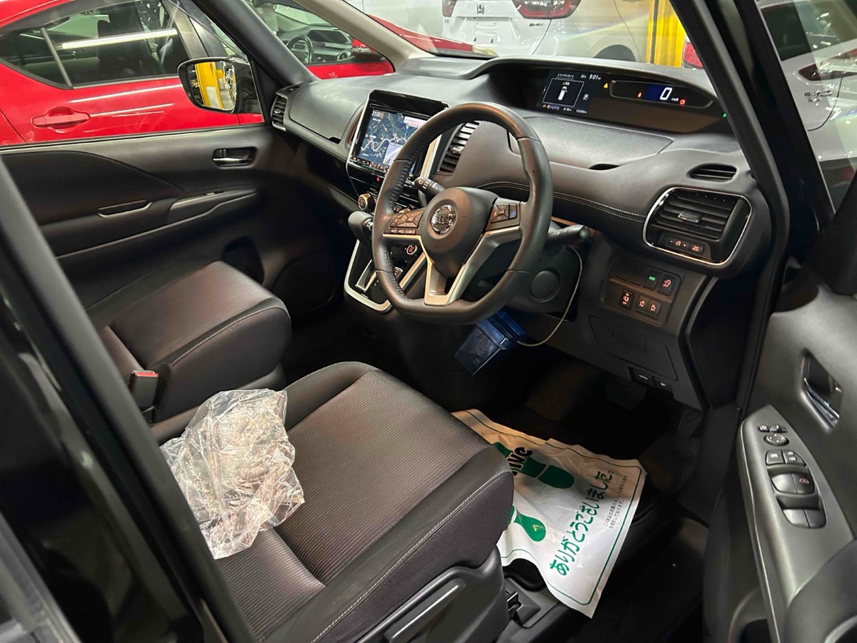 2016 Nissan Serena thumbnail
