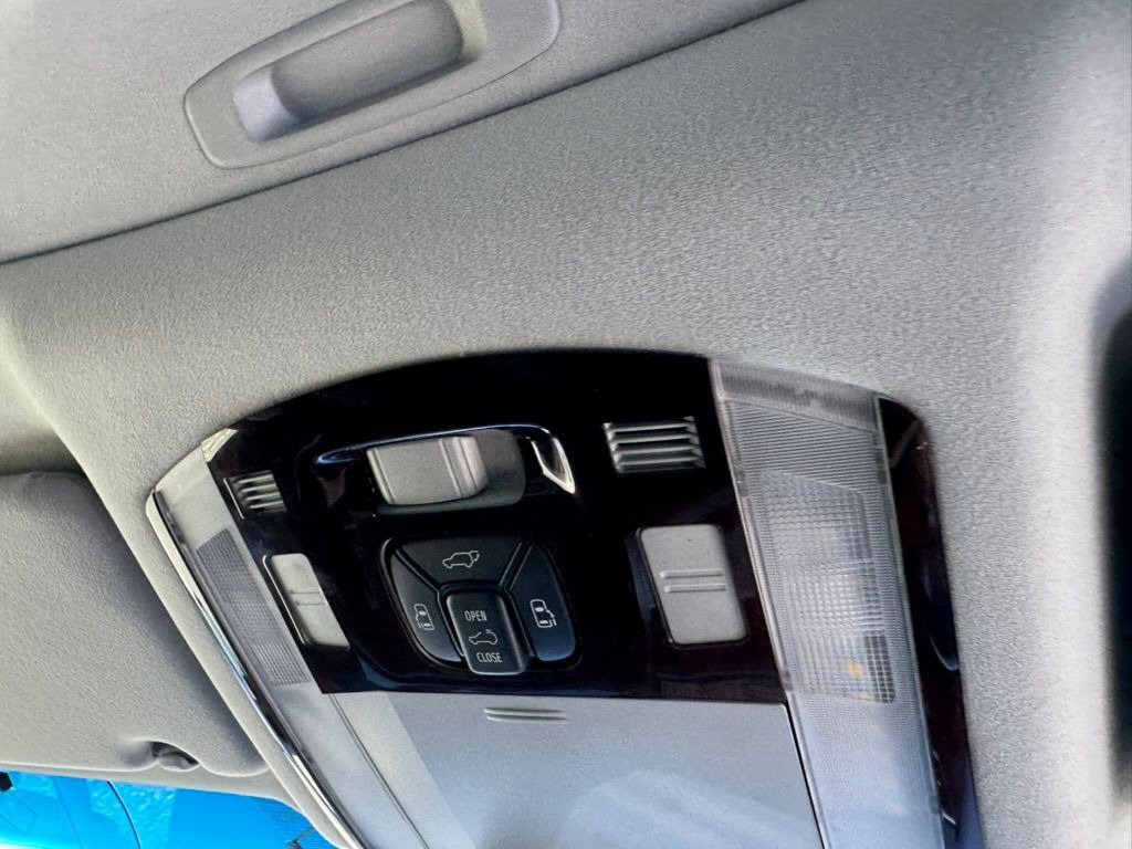 2013 Toyota Vellfire thumbnail