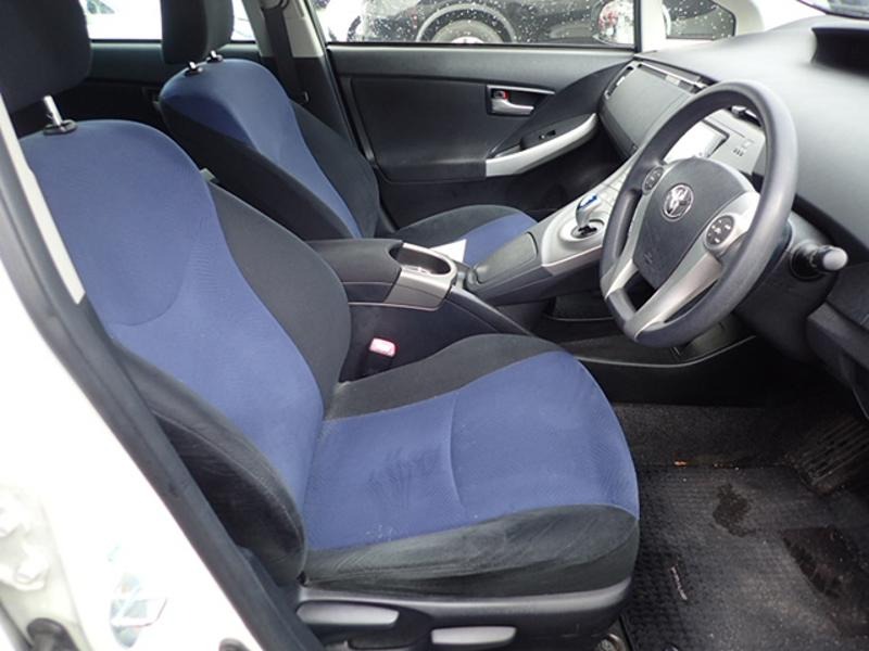 2013 Toyota Prius thumbnail