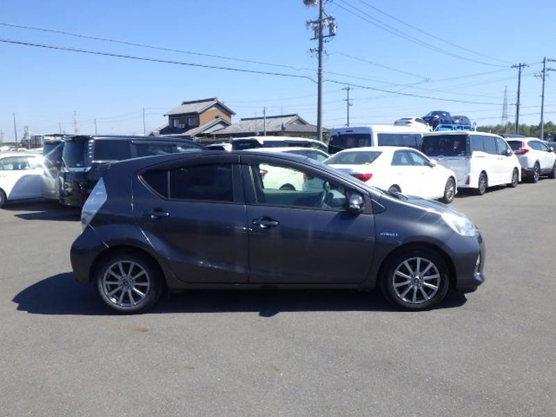 2013 Toyota Aqua thumbnail