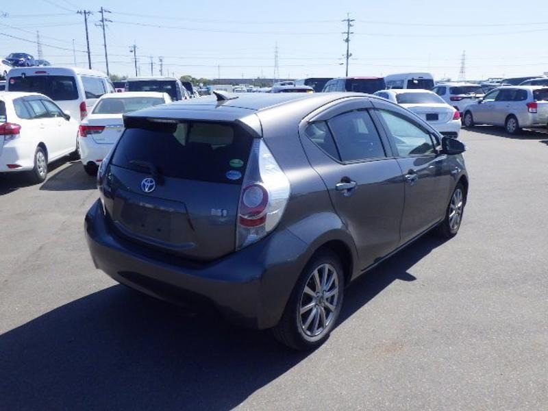 2013 Toyota Aqua thumbnail