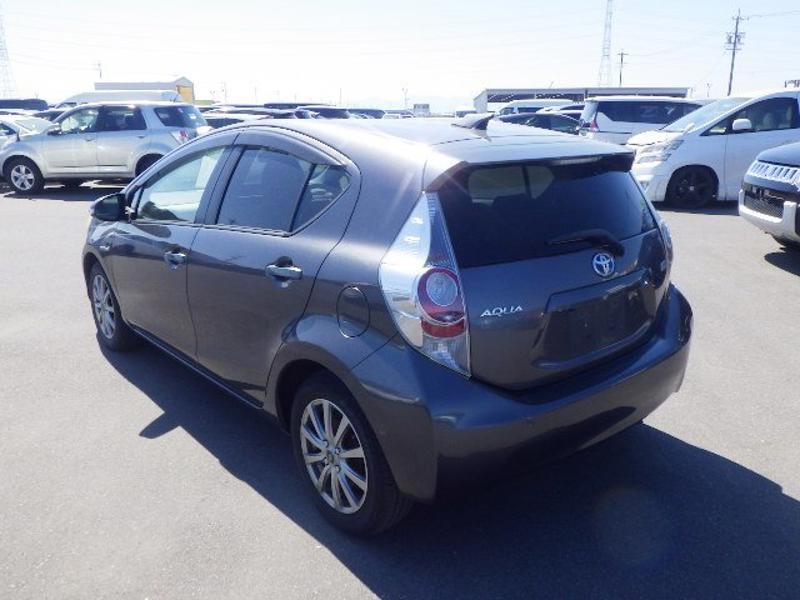 2013 Toyota Aqua thumbnail