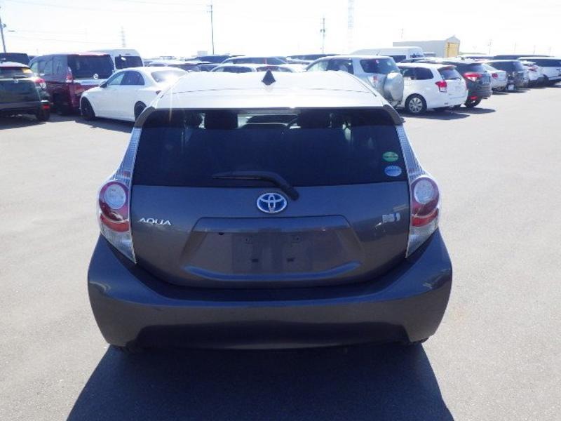 2013 Toyota Aqua thumbnail