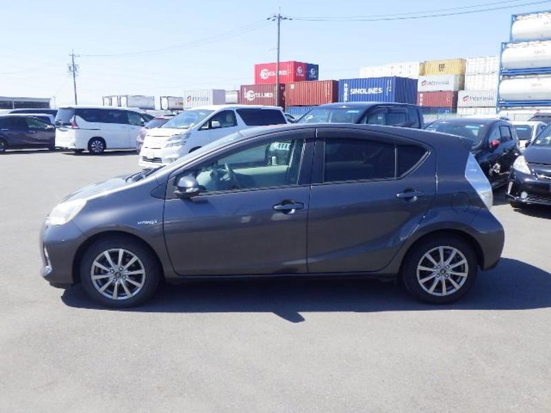 2013 Toyota Aqua thumbnail