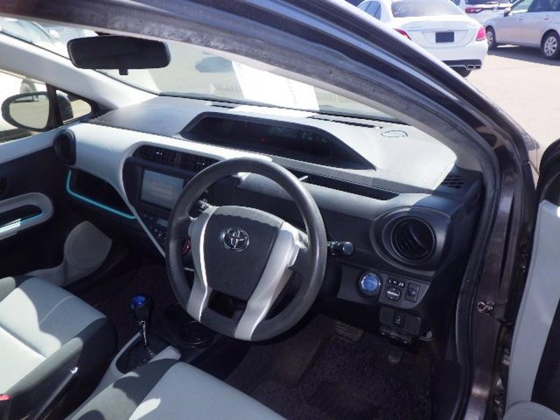 2013 Toyota Aqua thumbnail
