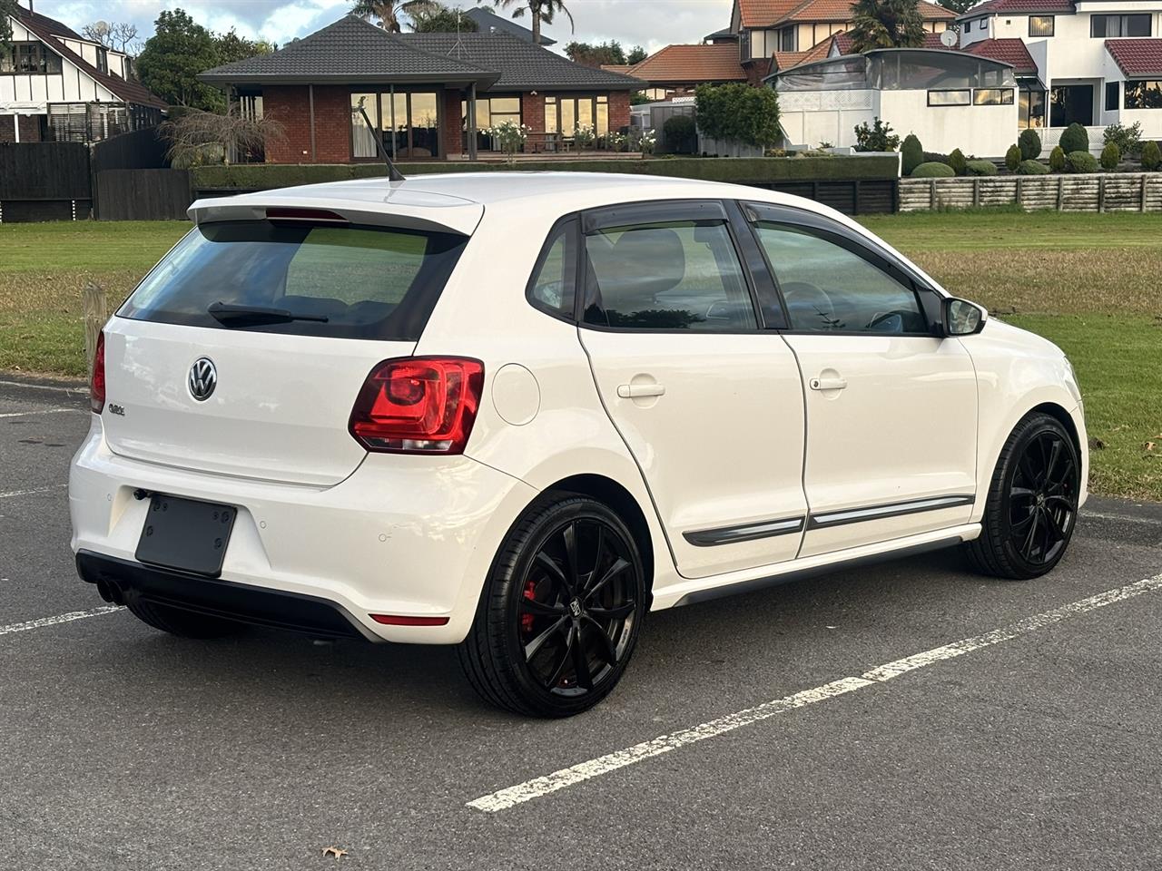 2011 Volkswagen Polo thumbnail