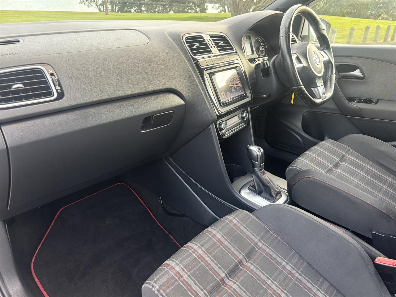 2011 Volkswagen Polo thumbnail
