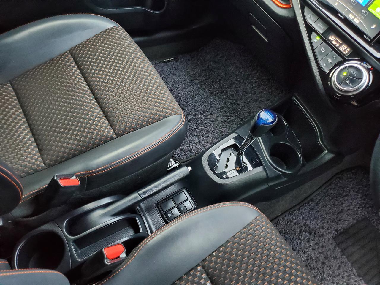 2016 Toyota Aqua thumbnail