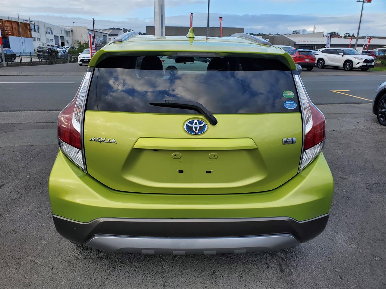 2016 Toyota Aqua thumbnail