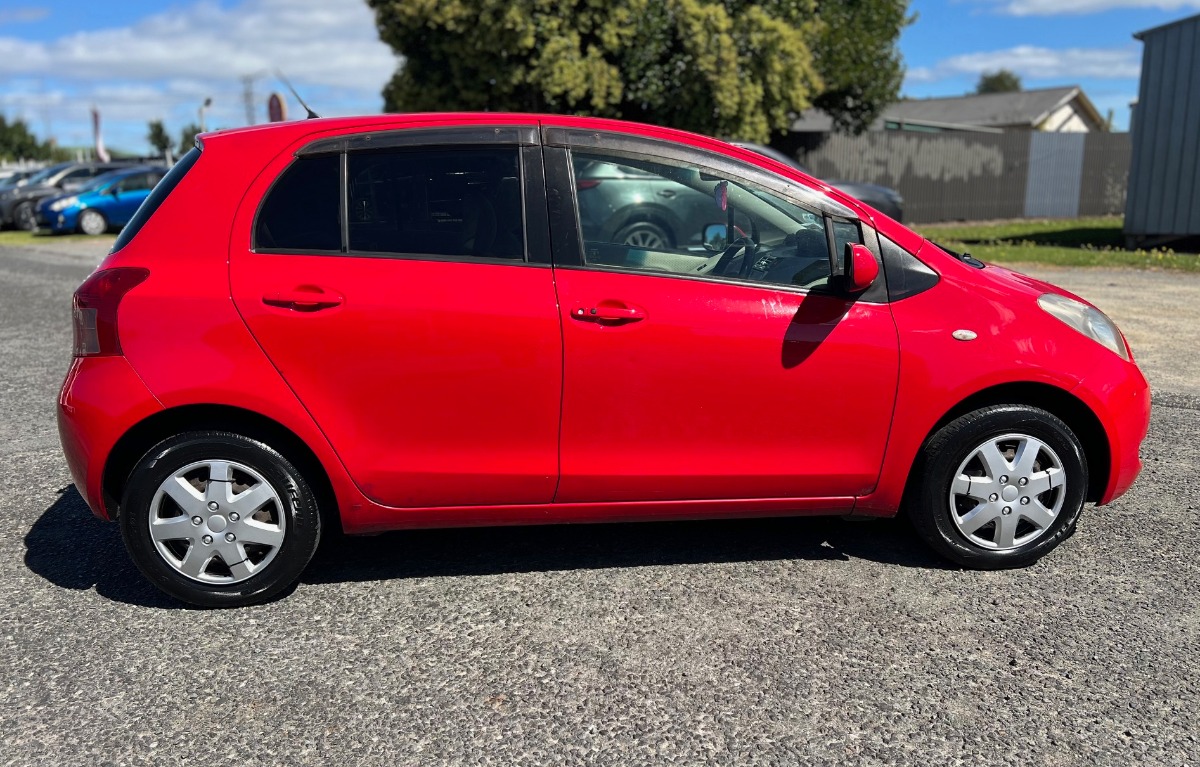 2006 Toyota Vitz thumbnail