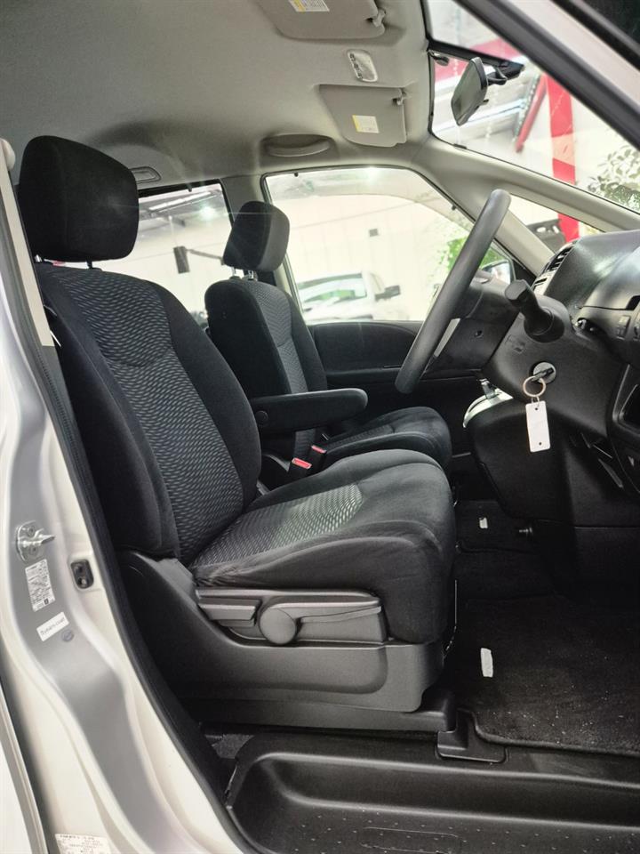 2013 Nissan Serena thumbnail