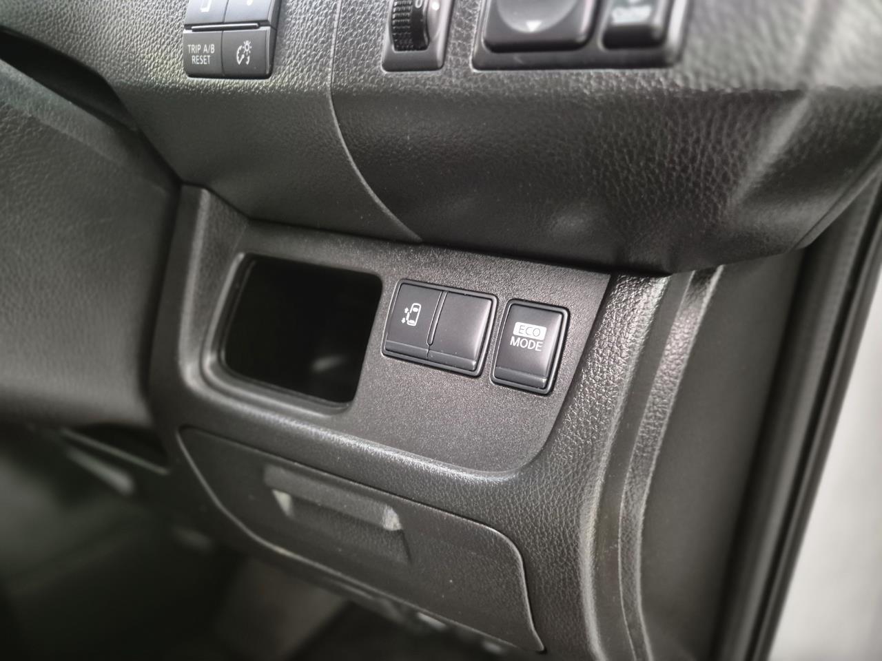 2013 Nissan Serena thumbnail