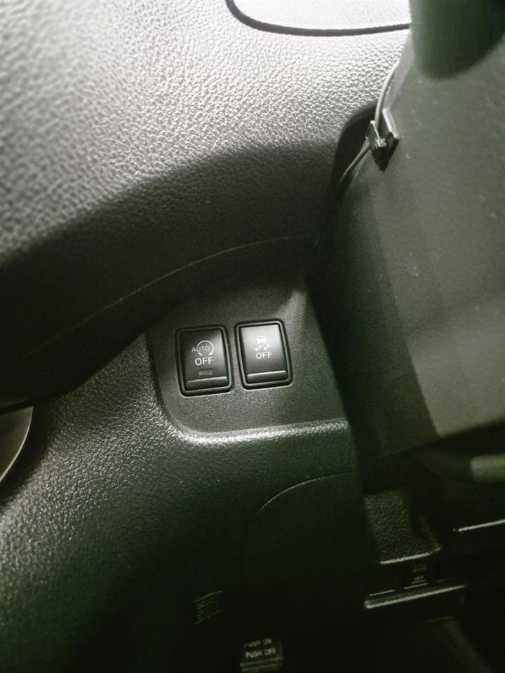 2013 Nissan Serena thumbnail