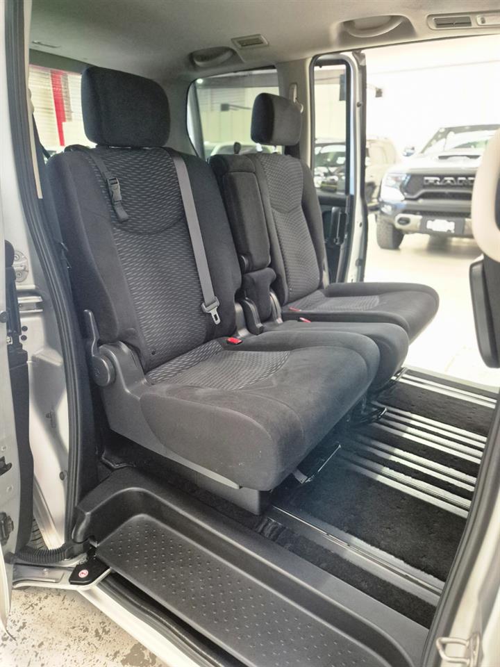 2013 Nissan Serena thumbnail