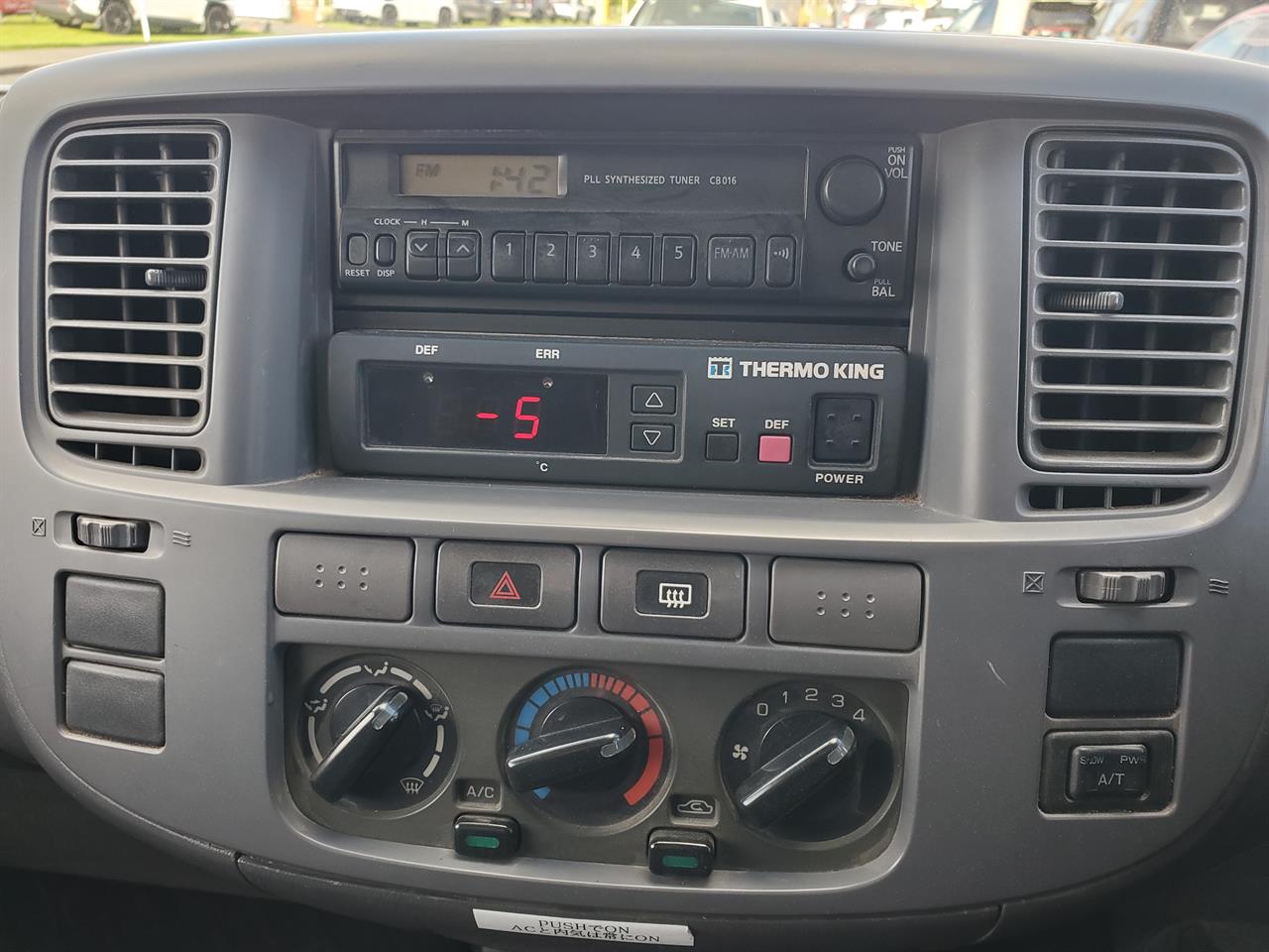 2004 Nissan Caravan thumbnail