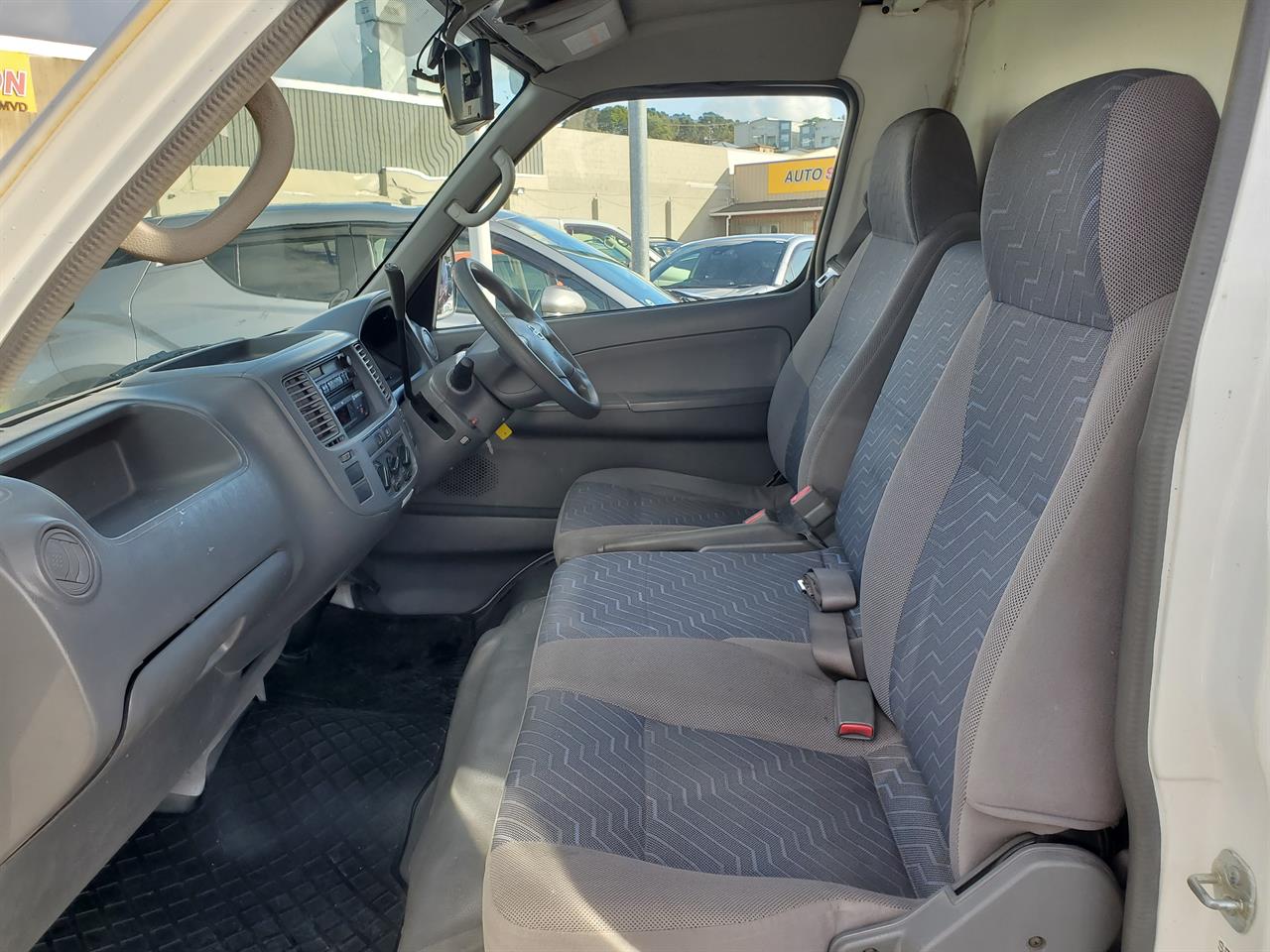 2004 Nissan Caravan thumbnail