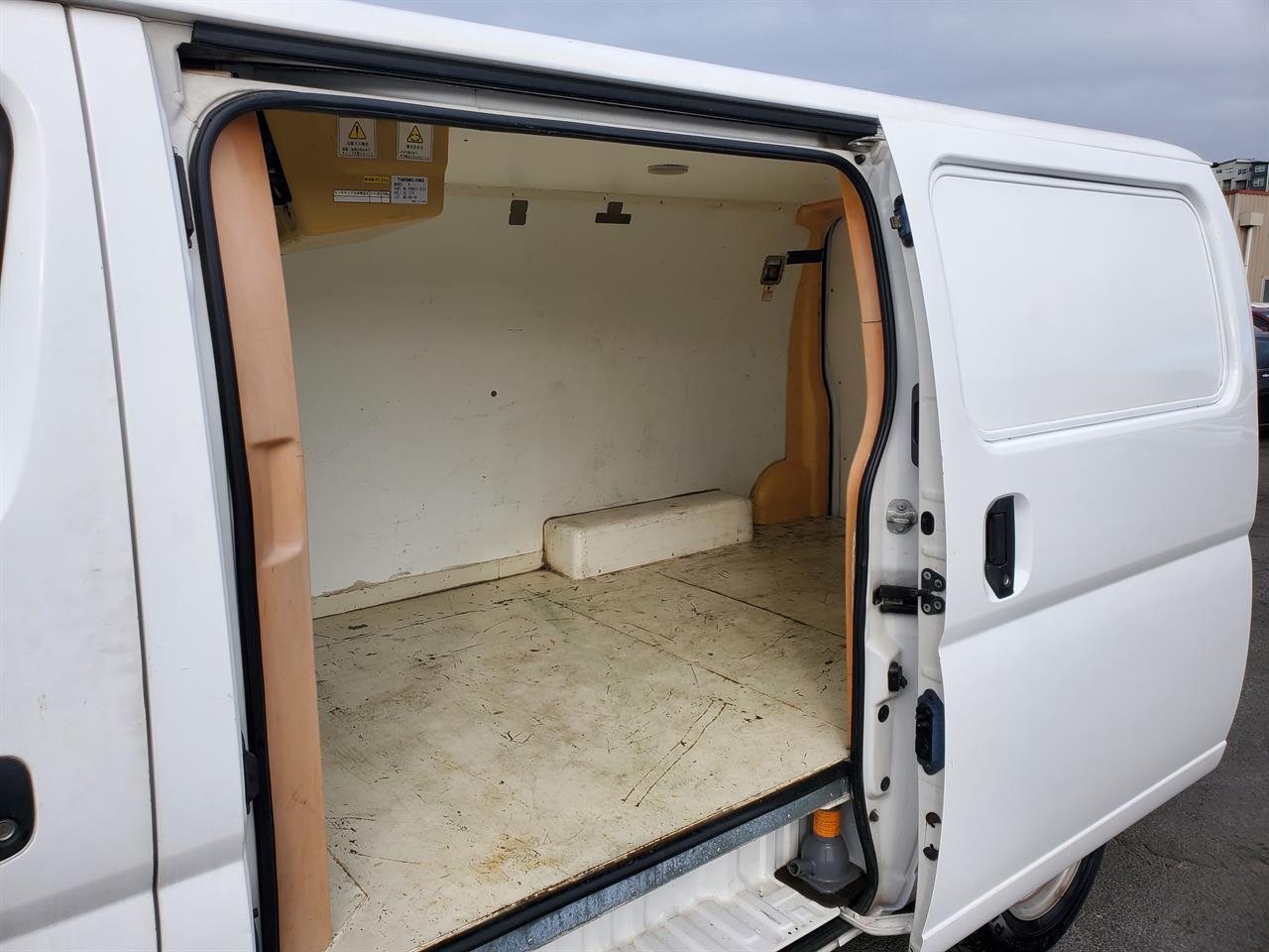 2004 Nissan Caravan thumbnail