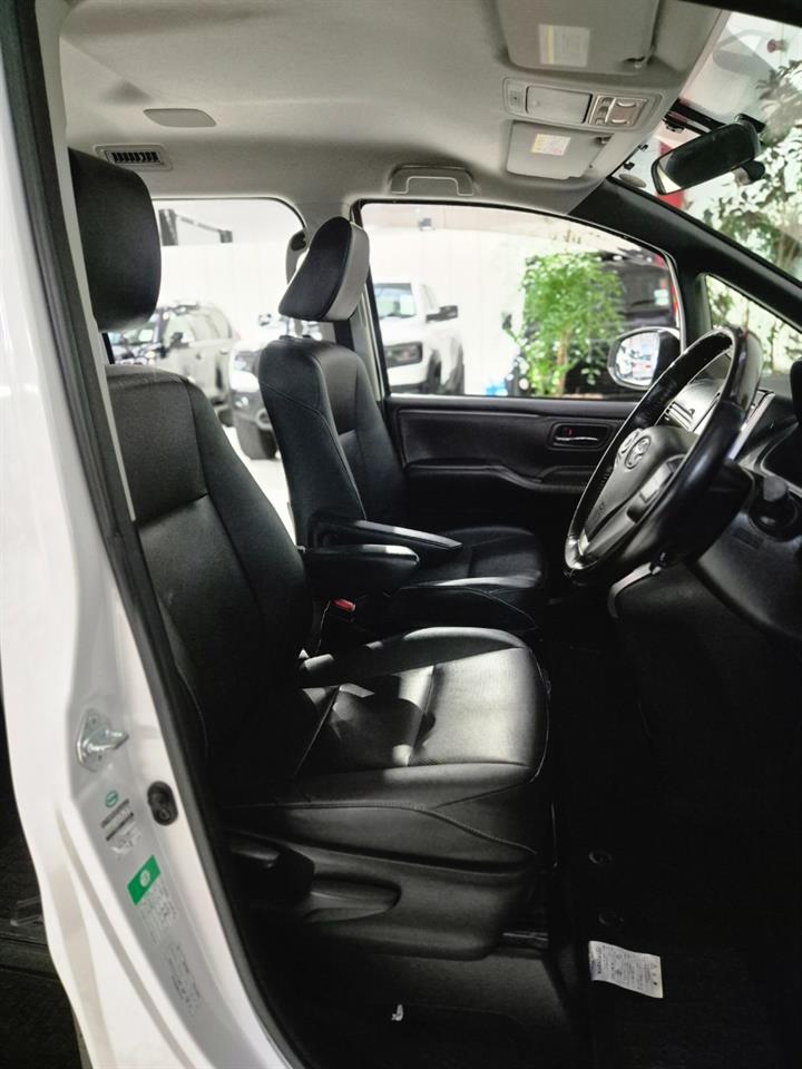 2015 Toyota Voxy thumbnail