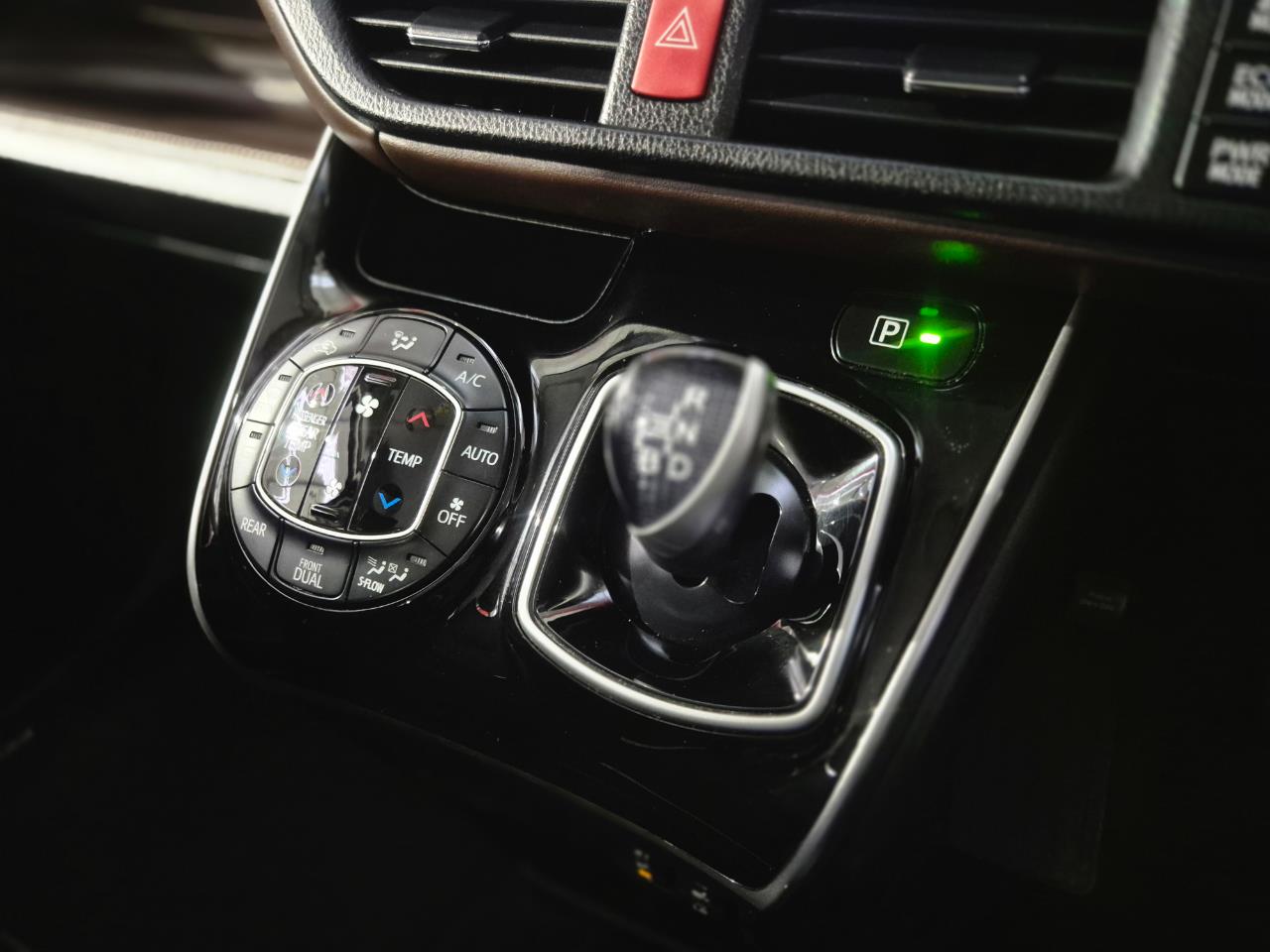 2015 Toyota Voxy thumbnail