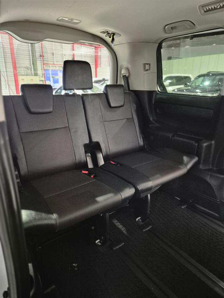 2015 Toyota Voxy thumbnail