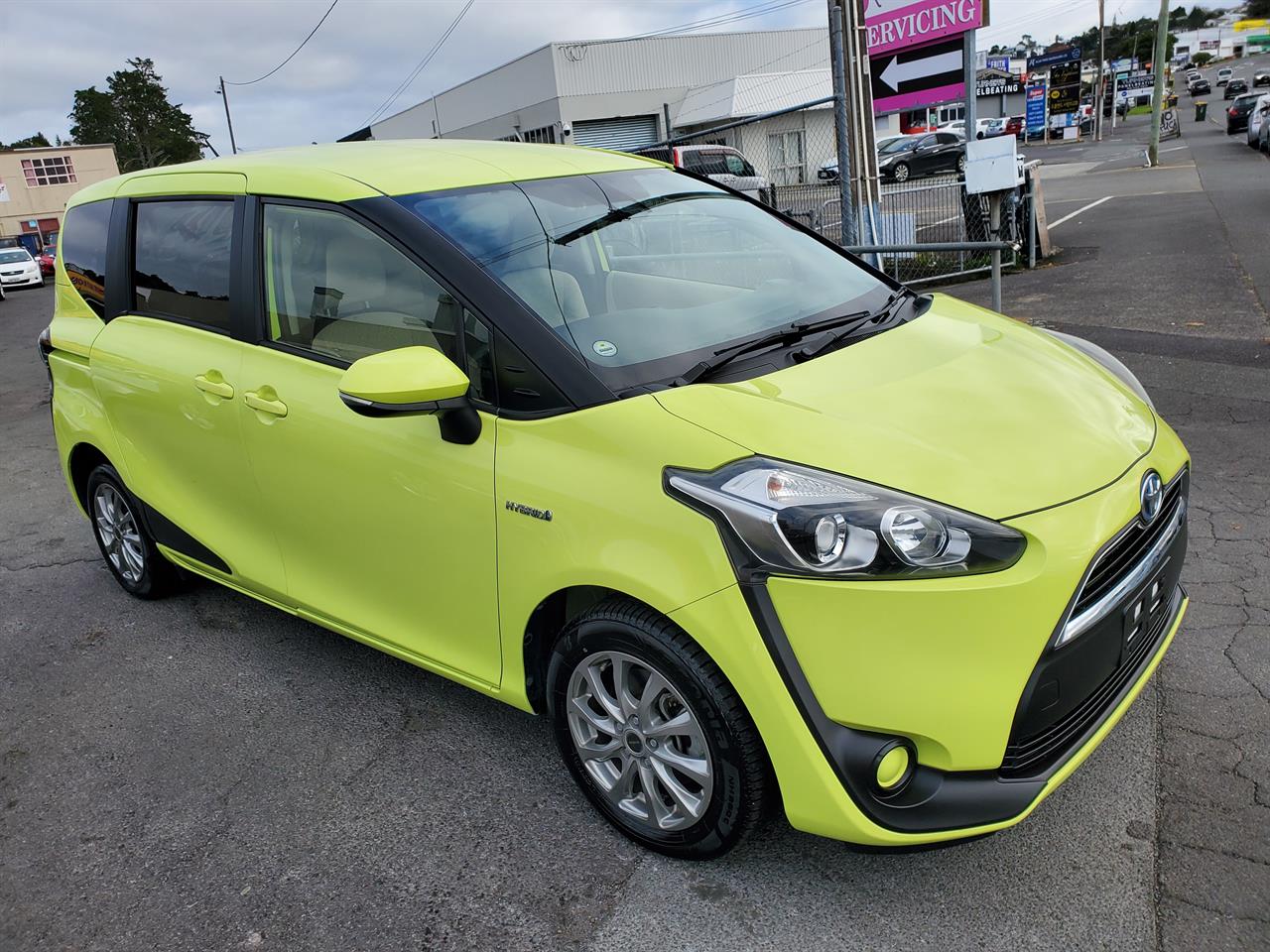 2015 Toyota Sienta thumbnail