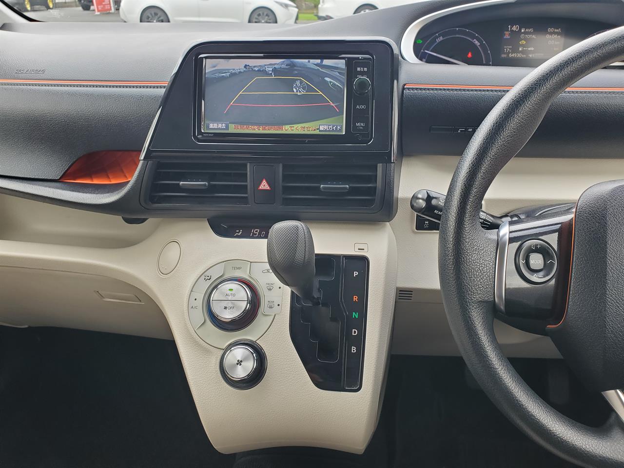 2015 Toyota Sienta thumbnail