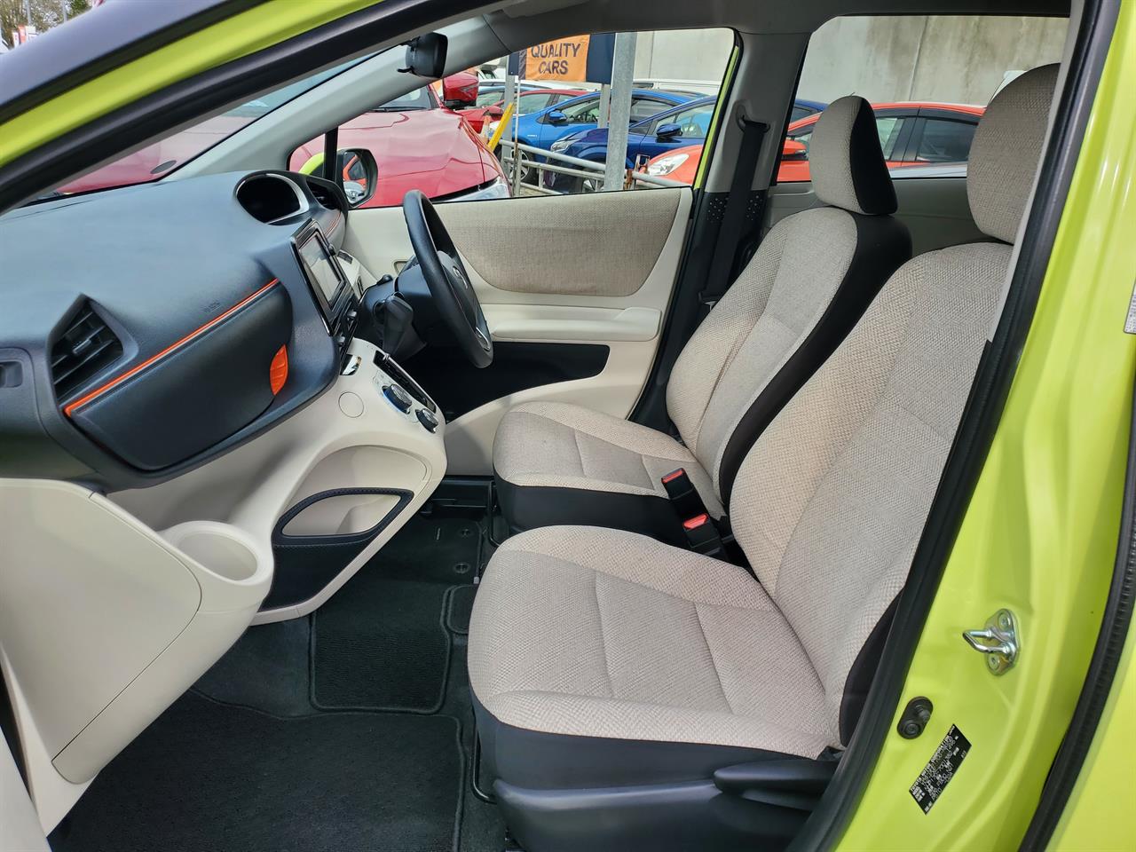 2015 Toyota Sienta thumbnail