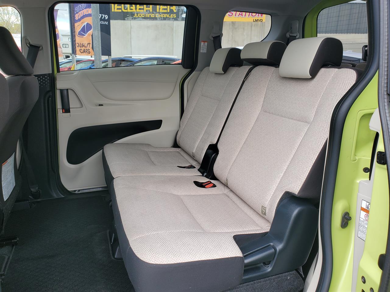 2015 Toyota Sienta thumbnail