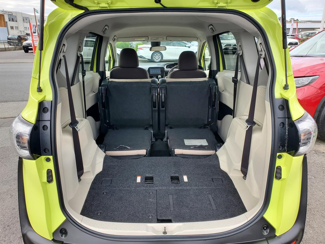2015 Toyota Sienta thumbnail