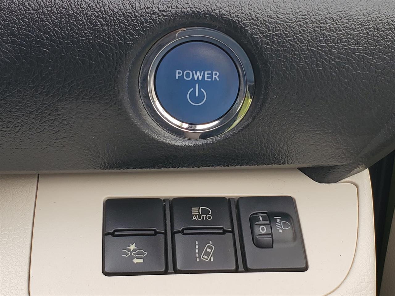 2015 Toyota Sienta thumbnail