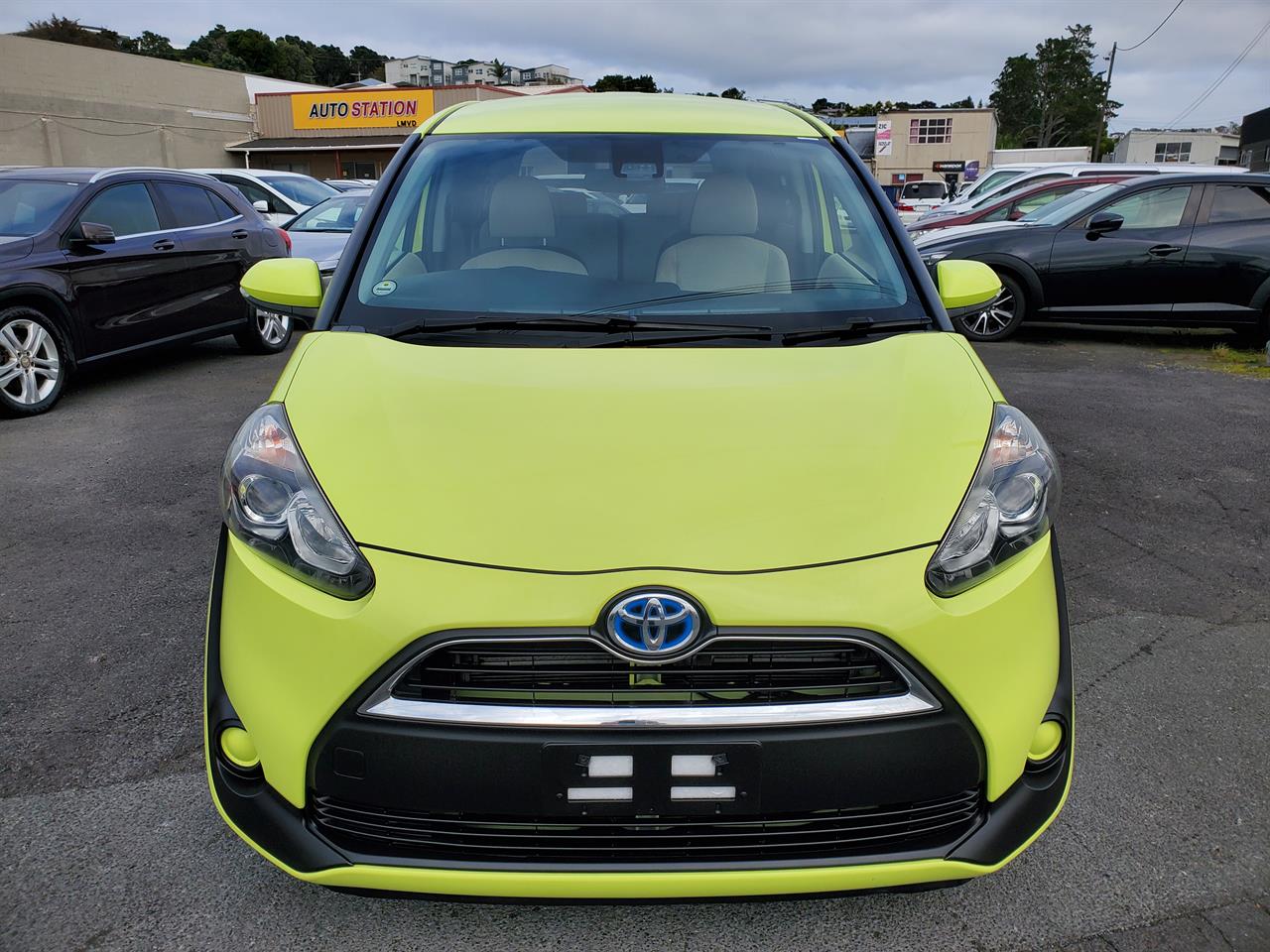 2015 Toyota Sienta thumbnail