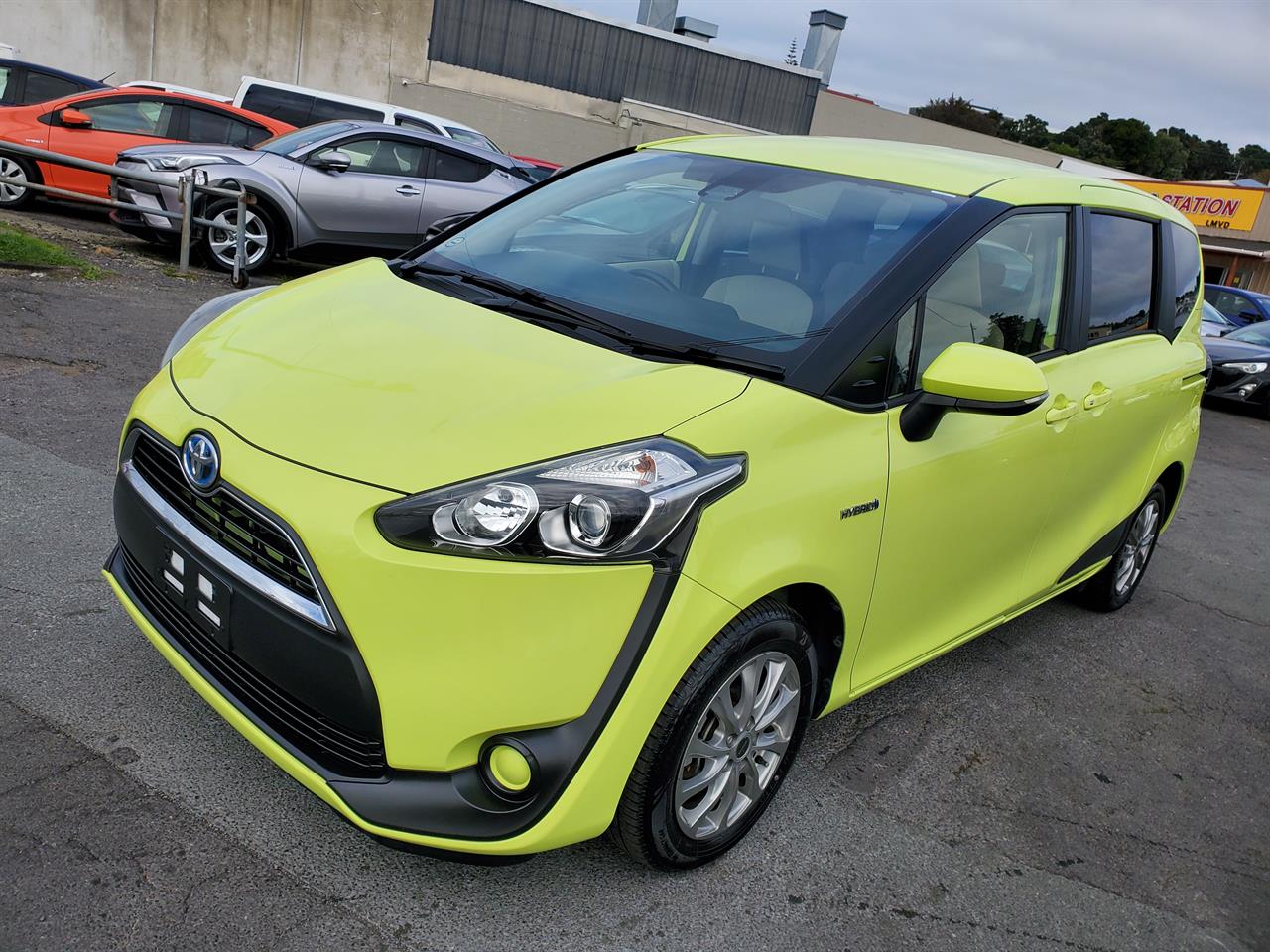 2015 Toyota Sienta thumbnail
