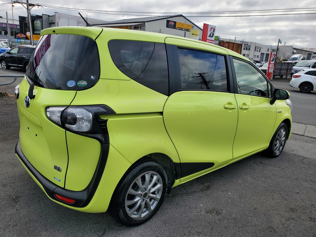 2015 Toyota Sienta thumbnail
