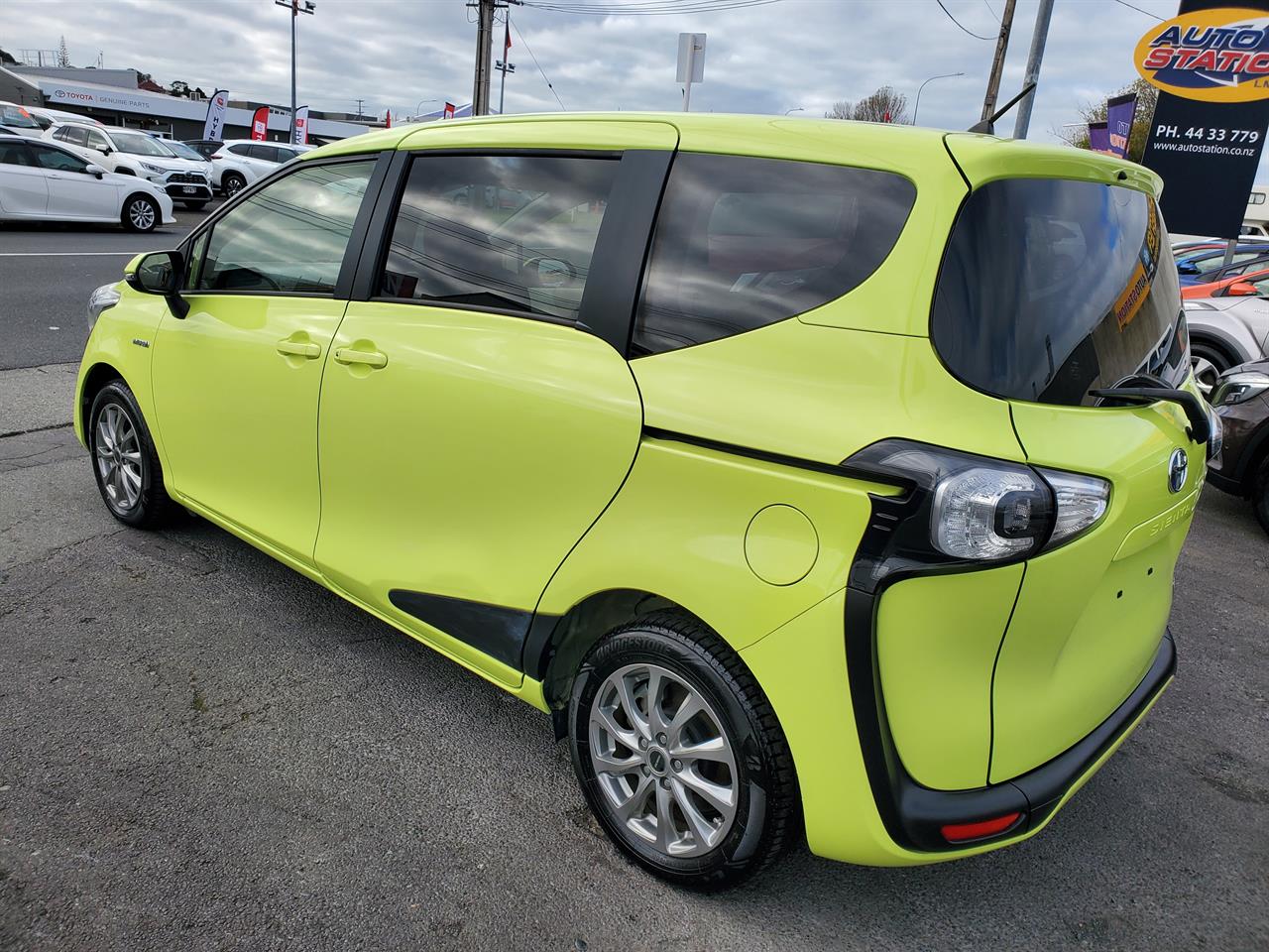 2015 Toyota Sienta thumbnail