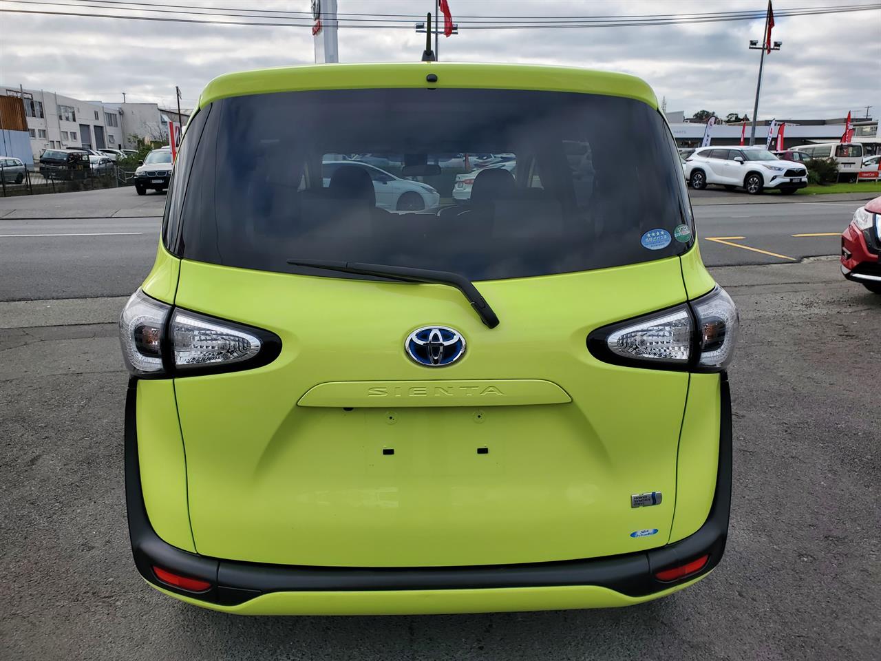 2015 Toyota Sienta thumbnail