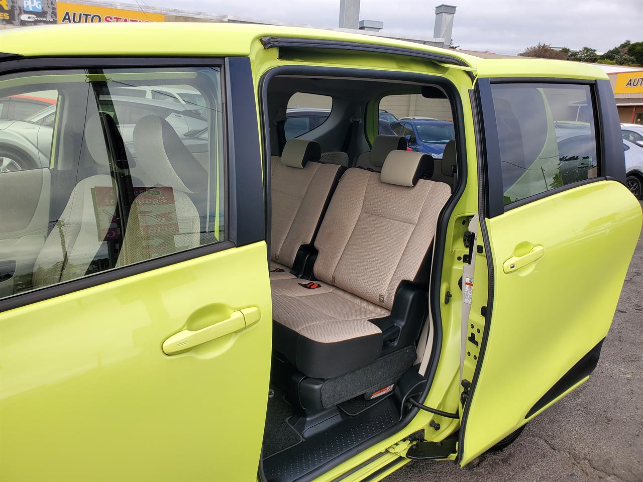 2015 Toyota Sienta thumbnail