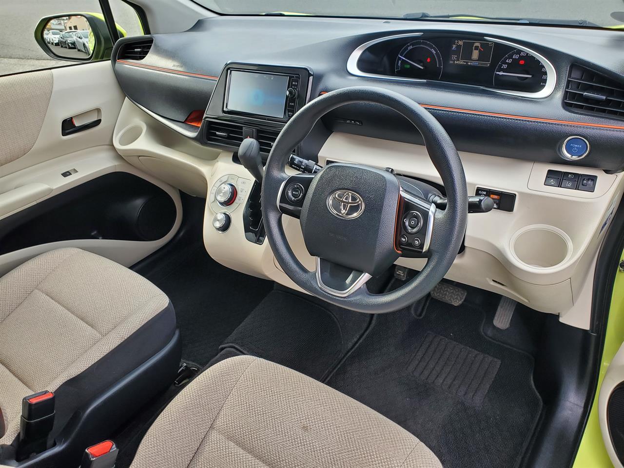 2015 Toyota Sienta thumbnail