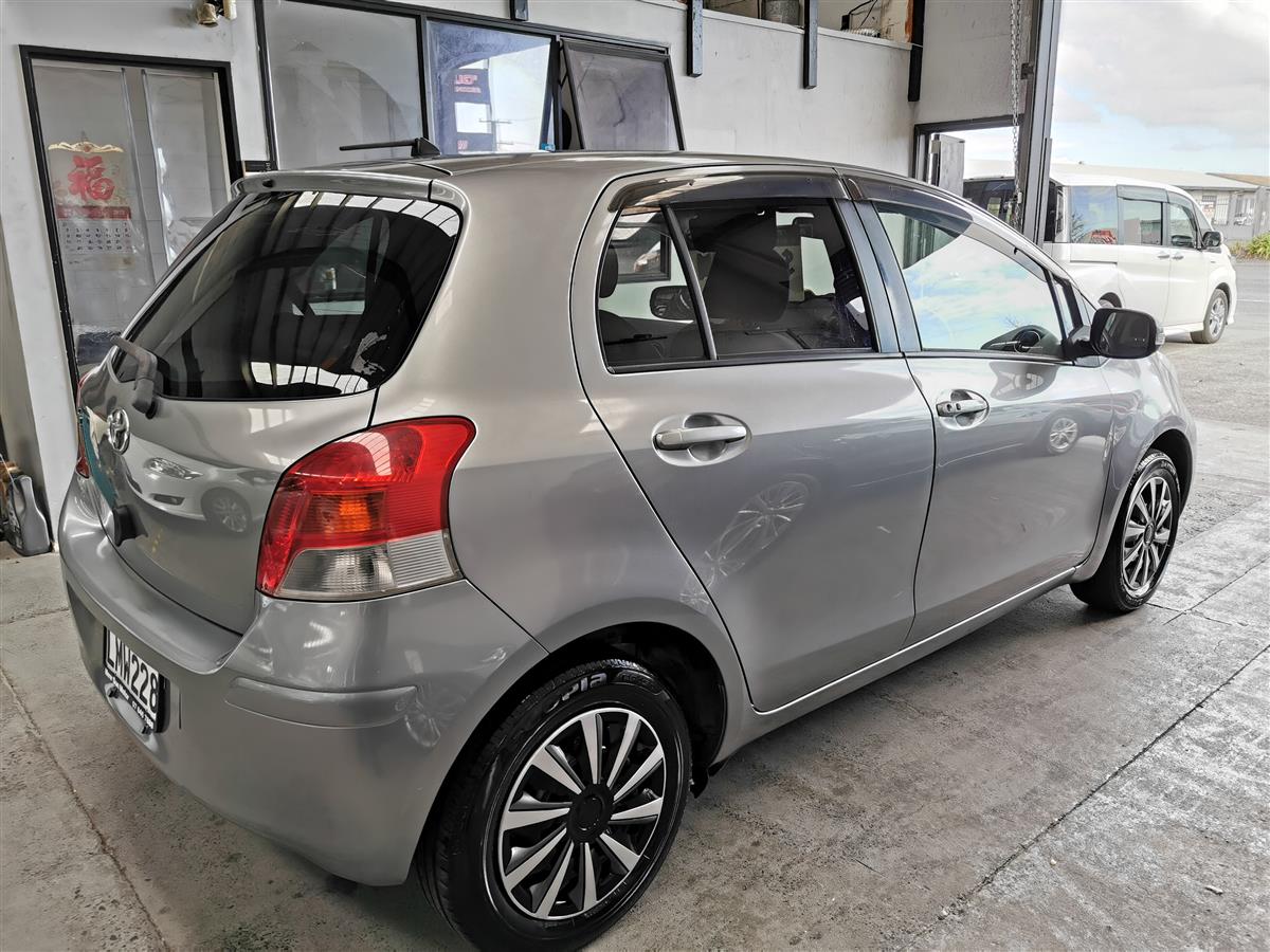 2008 Toyota Vitz thumbnail