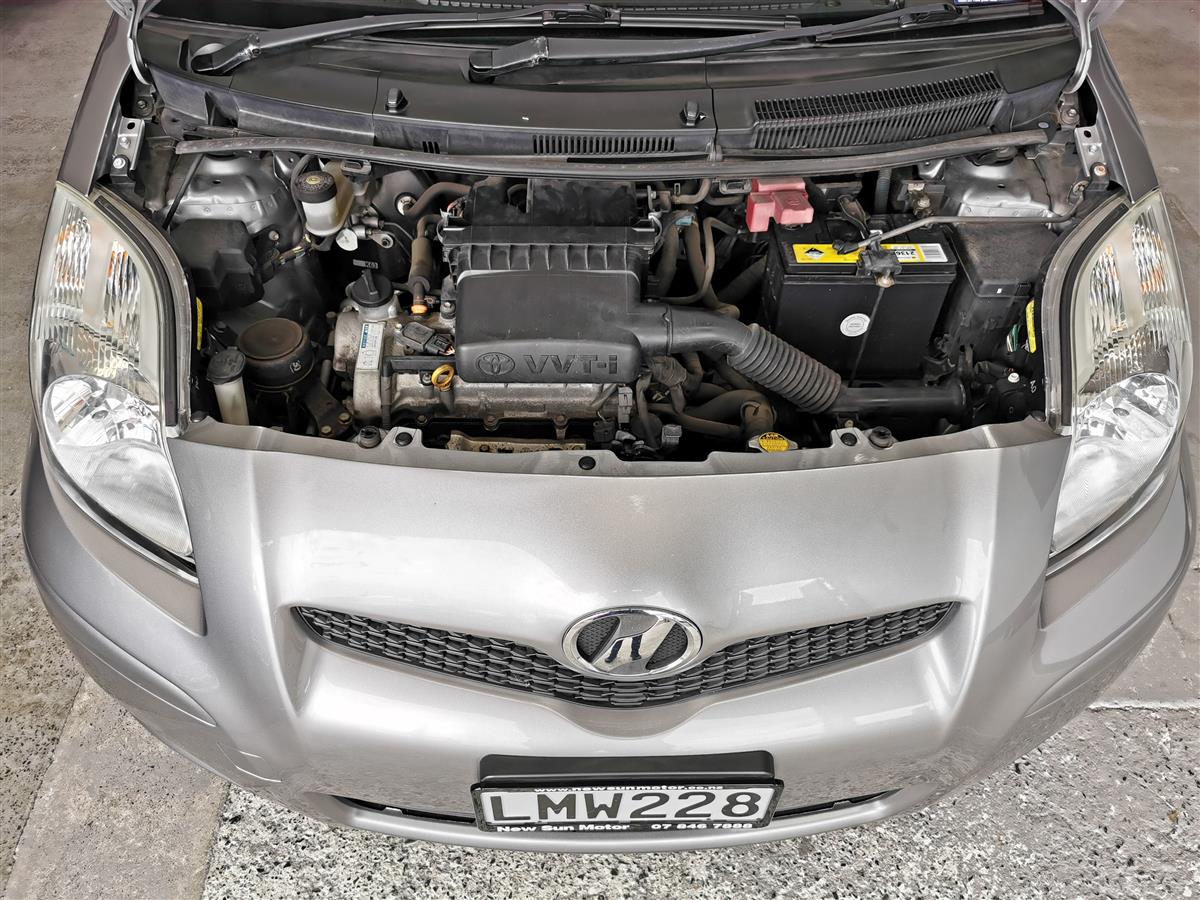 2008 Toyota Vitz thumbnail