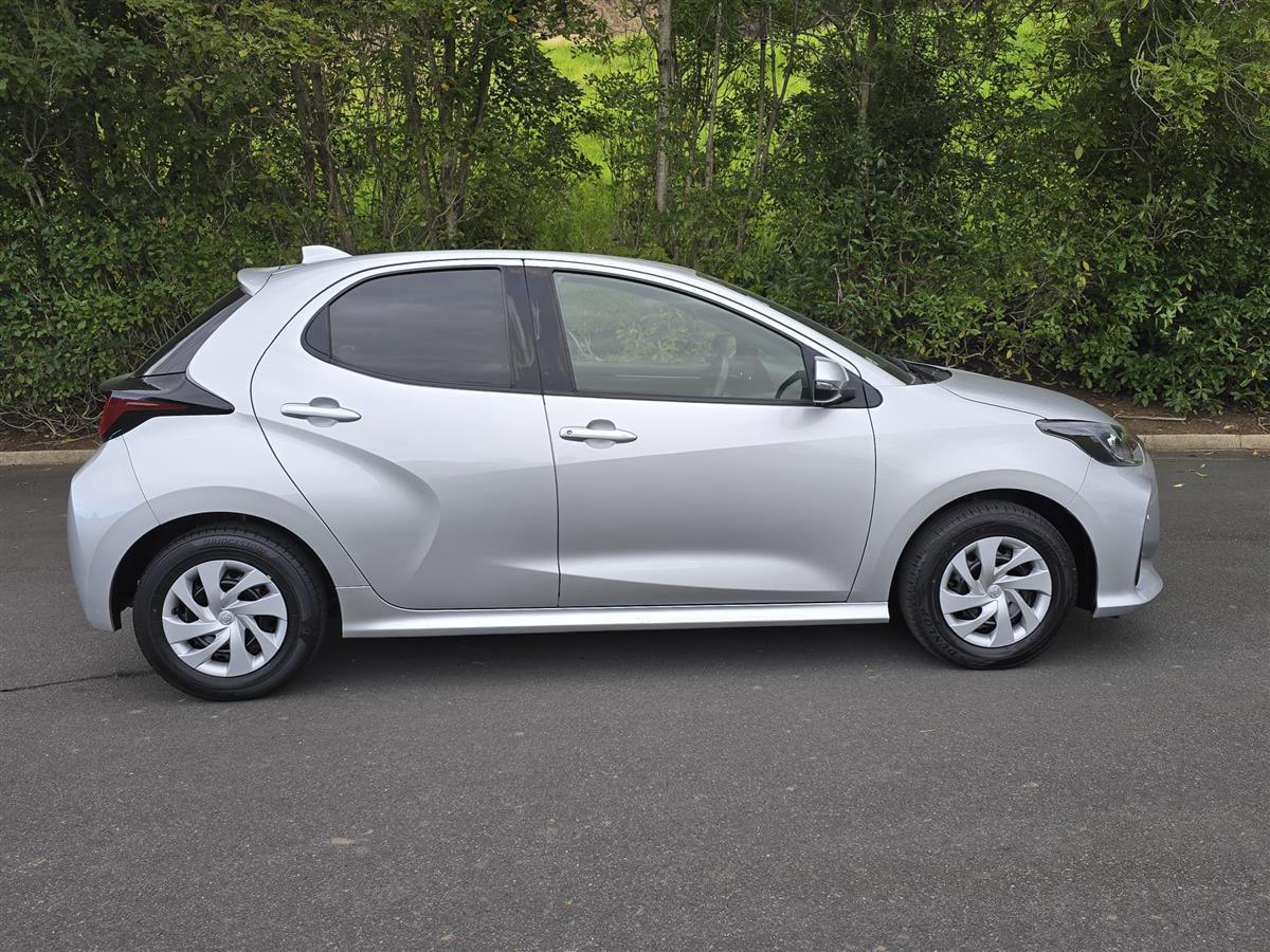 2021 Toyota Yaris thumbnail