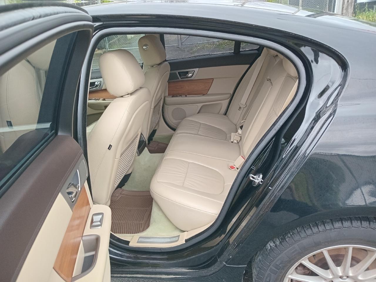 2010 Jaguar XF thumbnail