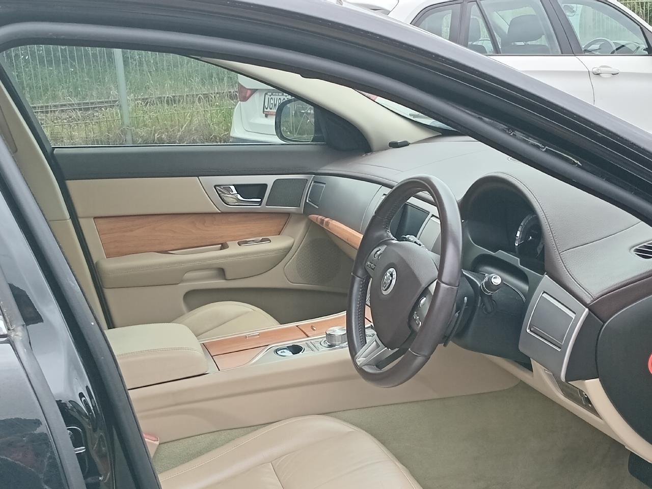 2010 Jaguar XF thumbnail
