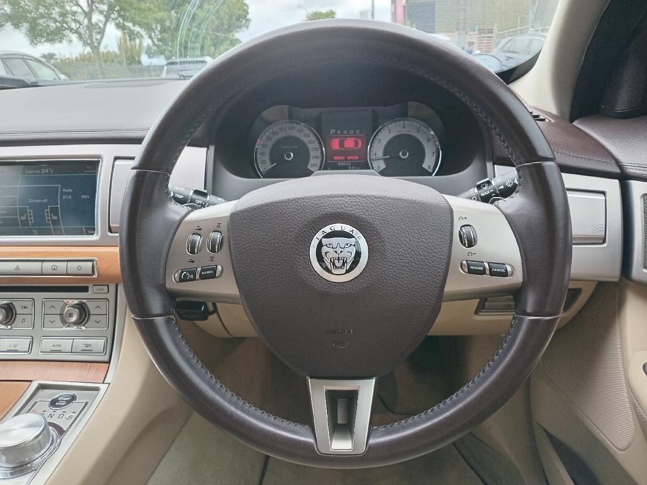 2010 Jaguar XF thumbnail