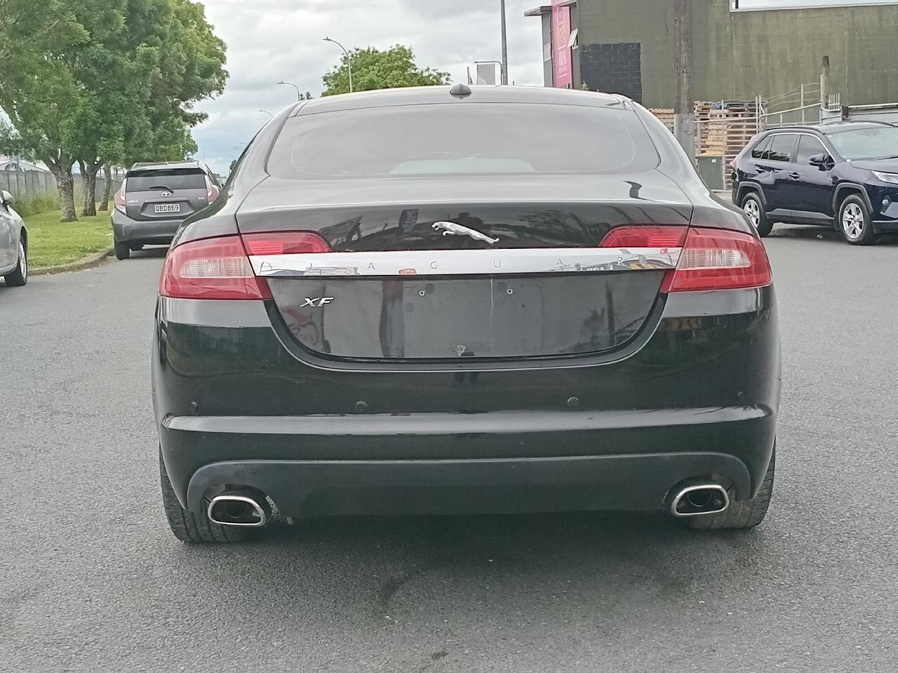 2010 Jaguar XF thumbnail
