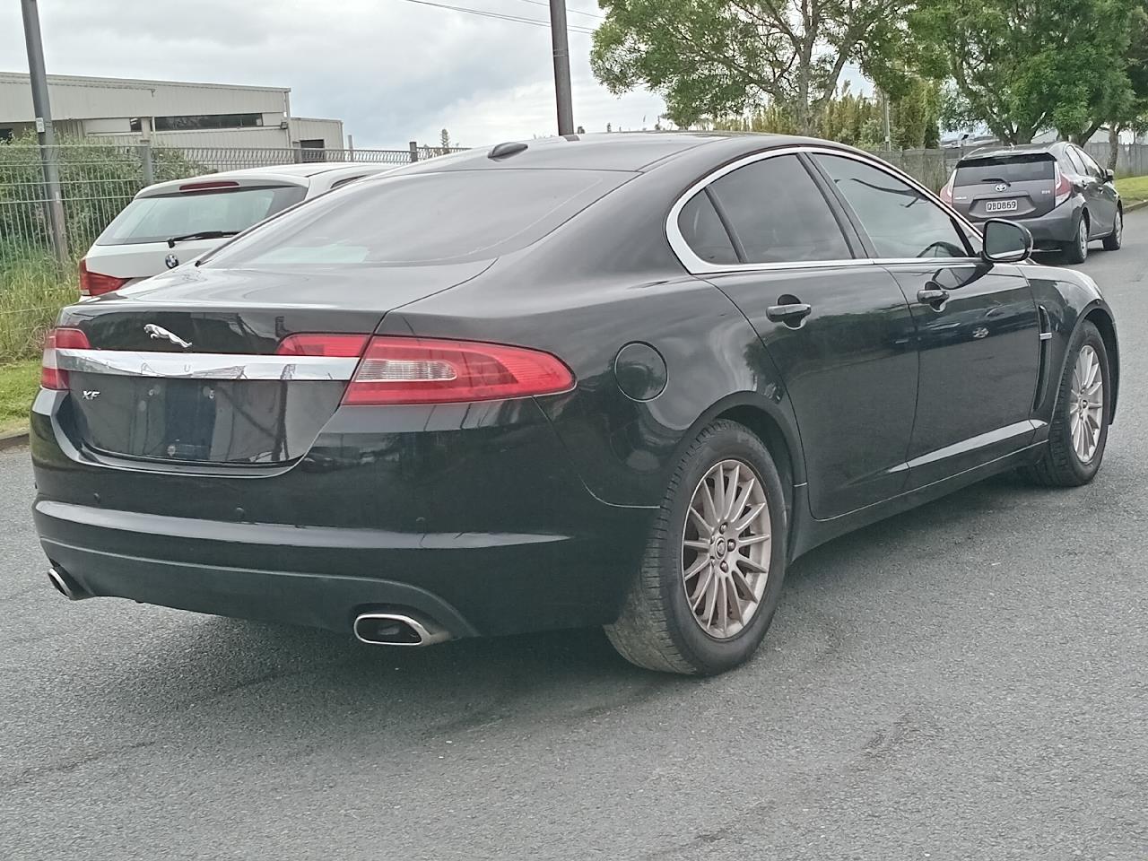 2010 Jaguar XF thumbnail
