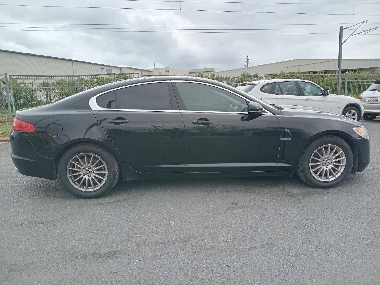 2010 Jaguar XF thumbnail