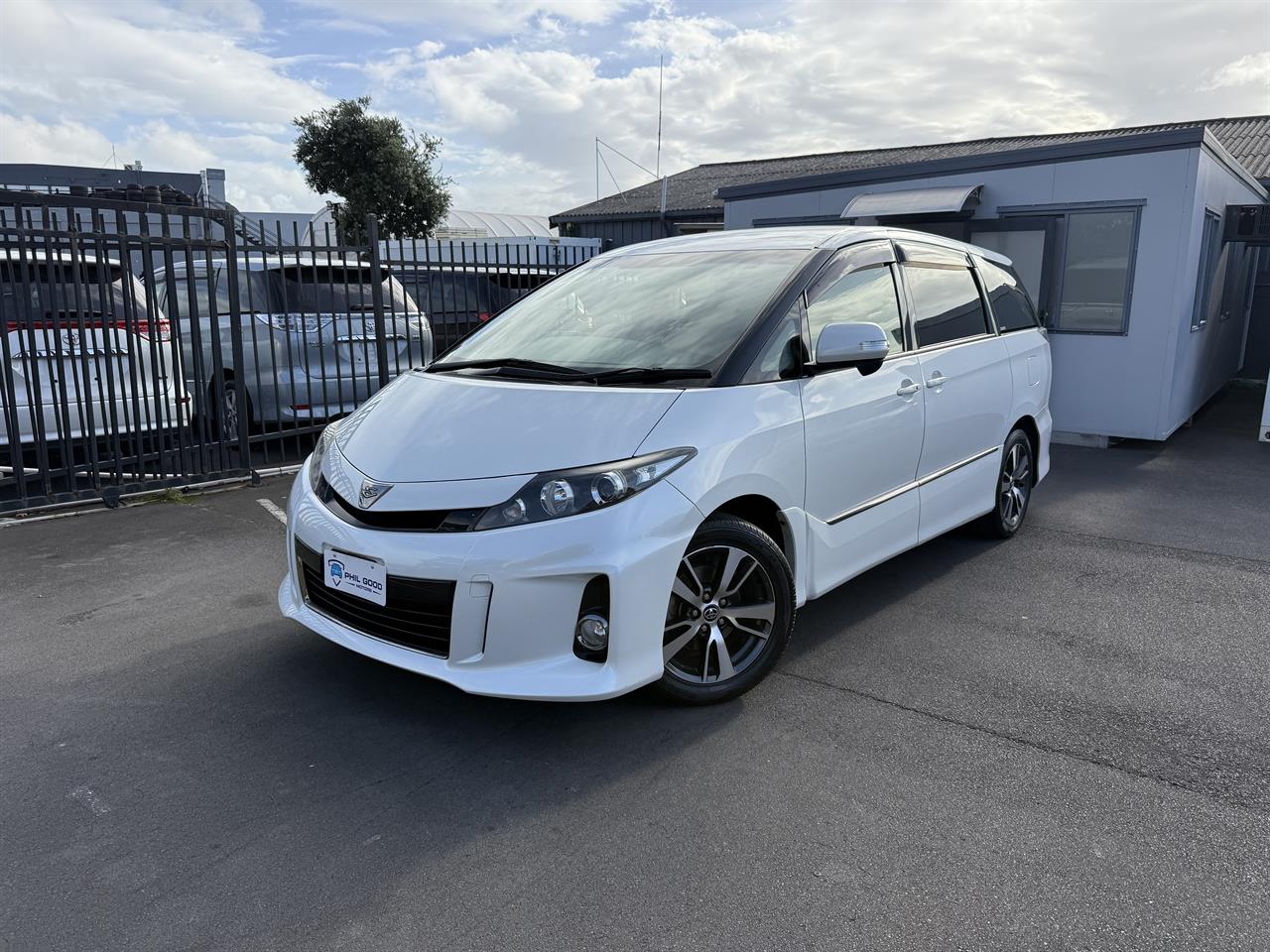 2016 Toyota Estima thumbnail