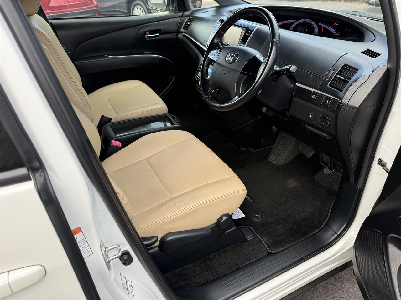 2016 Toyota Estima thumbnail