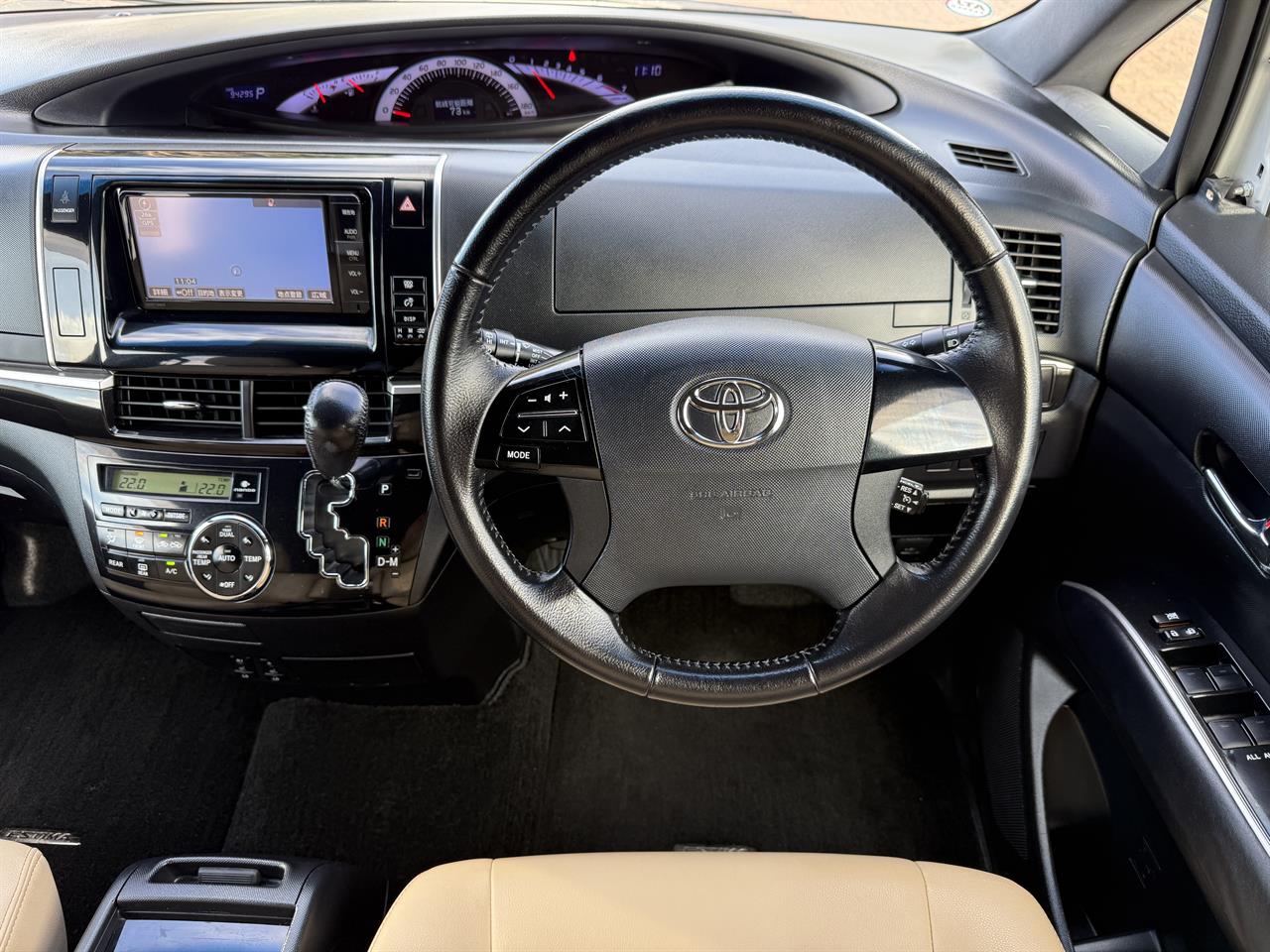 2016 Toyota Estima thumbnail