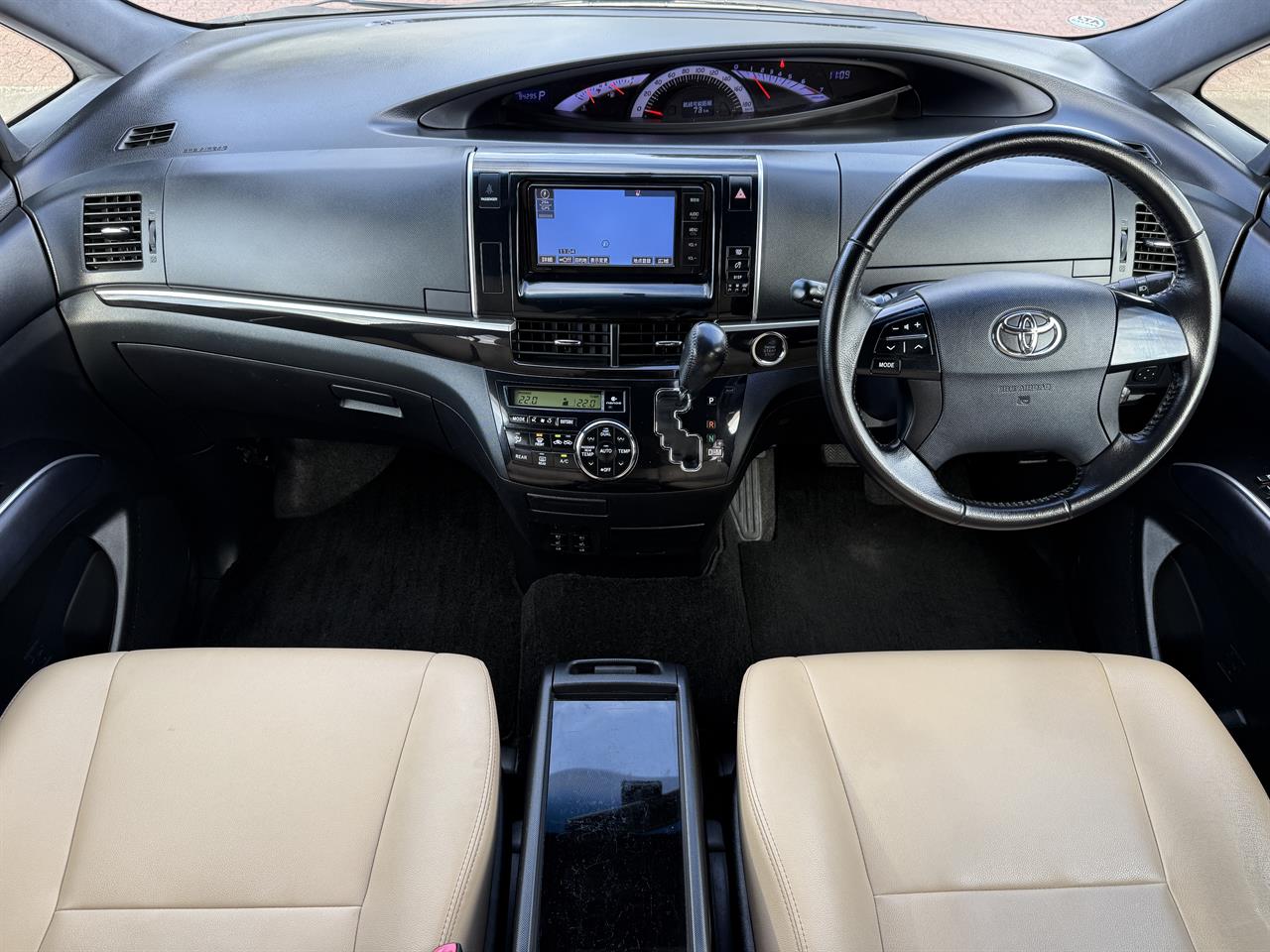 2016 Toyota Estima thumbnail